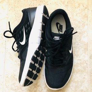 NIKE Women’s Sneakers Size 8.5 Fits like an 8